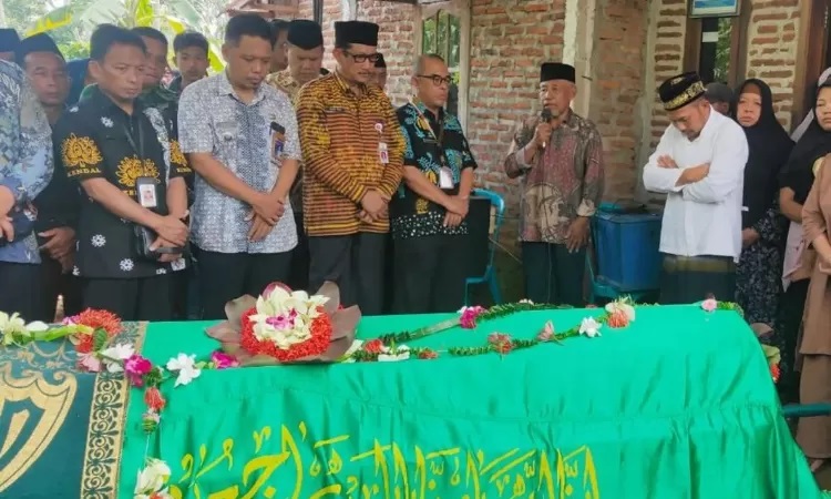 Suasana di rumah duka Teguh Joko Pratikno (43), anggota KPPS di TPS 011 Kelurahan Curugsewu, Kabupaten Kendal, Kamis, yang meninggal dunia saat bertugas. (I.C. Senjaya/ANTARA)
