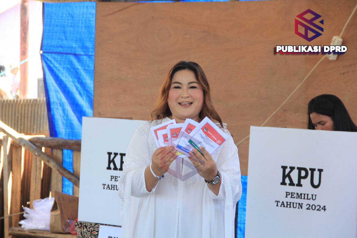 Novita Bulan saat menyalurkan suara di TPS 001 Kampung Long Bagun Ilir.