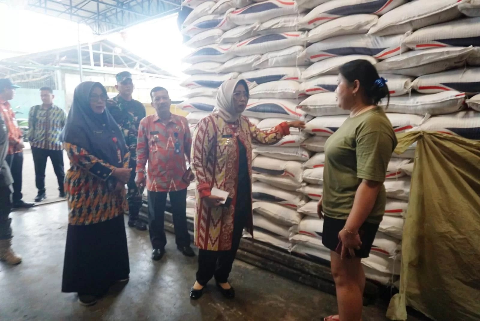 GUDANG: Bupati Erlina saat sidak di salah satu gudang beras di wilayah Sungai Pinyuh. (ISTIMEWA)