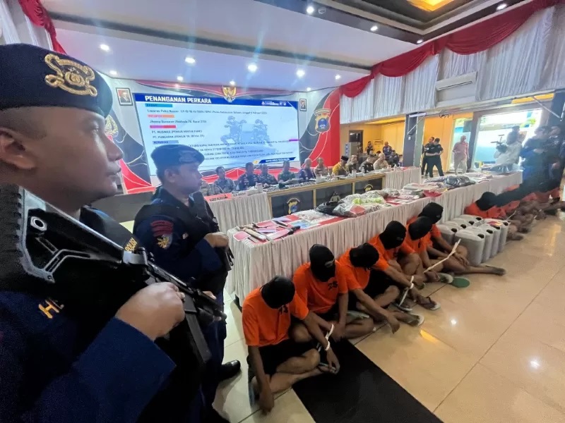 PEROMPAK: Komplotan perompak kapal TB. Royal 27 di perairan Tanjung Selatan saat dihadirkan Polda Kalsel, Jumat (16/2). (FOTO: M OSCAR FRABY/RADAR BANJARMASIN)