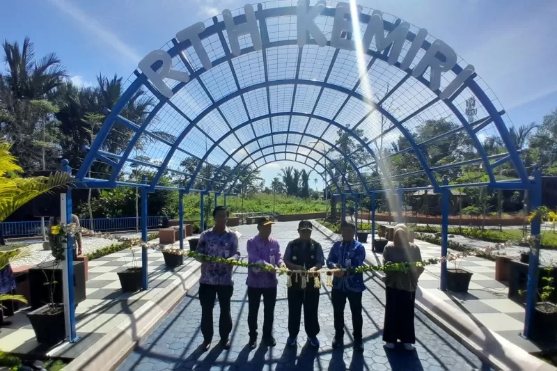 PERESMIAN: Wali Kota Banjarmasin, Ibnu Sina meresmikan Taman Kemiri di Sungai Andai, Banjarmasin Utara pada Kamis (15/2) siang.