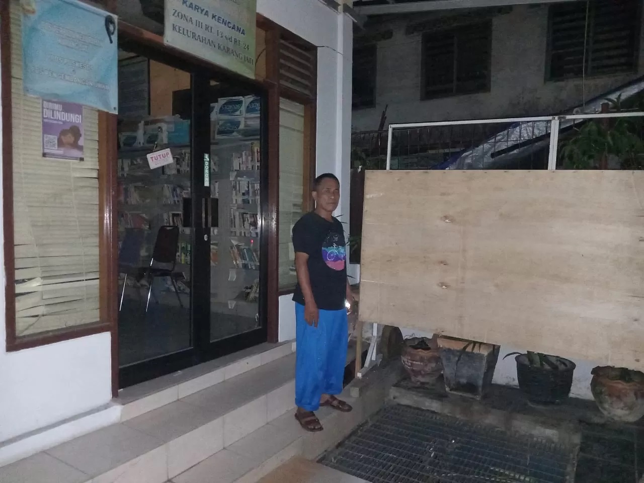 Sejumlah Pengumuman C Hasil Salinan Pemilu 2024 untuk 34 TPS raib saat mati lampu di halaman Kantor Lurah Karang Jati, Kecamatan Balikpapan Tengah.