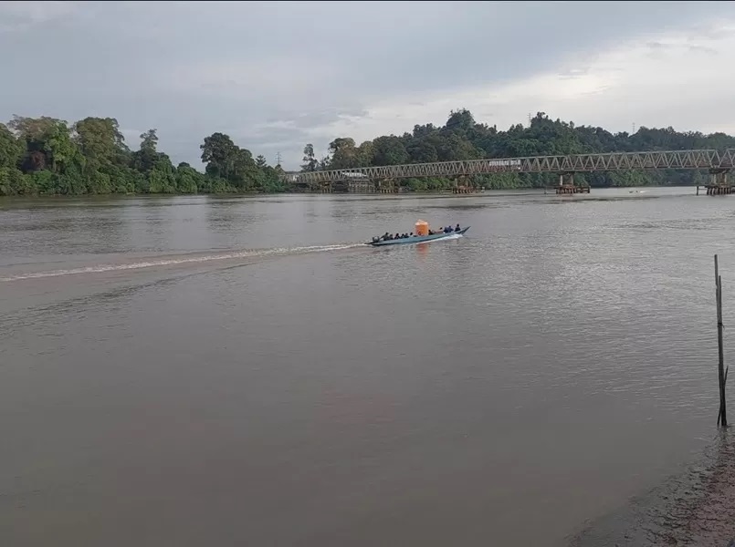 Tampak aktivitas pelayaran di Sungai Kayan, Tanjung Selor.