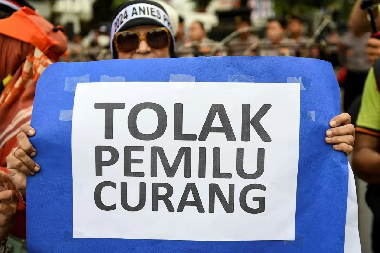 Warga berunjuk rasa di depan kantor Komisi Pemilihan Umum (KPU), Jakarta, Jumat (16/2). Dalam aksinya mereka meminta KPU sebagai penyelenggara tidak melakukan kecurangan pada Pemilu 2024. (ANTARA FOTO