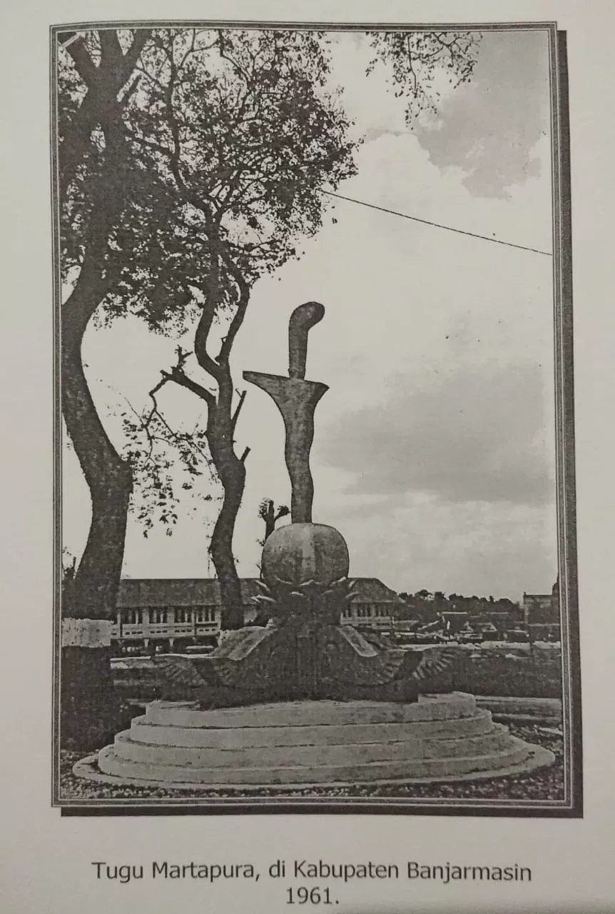 Tugu keris yang pernah ada di Martapura.