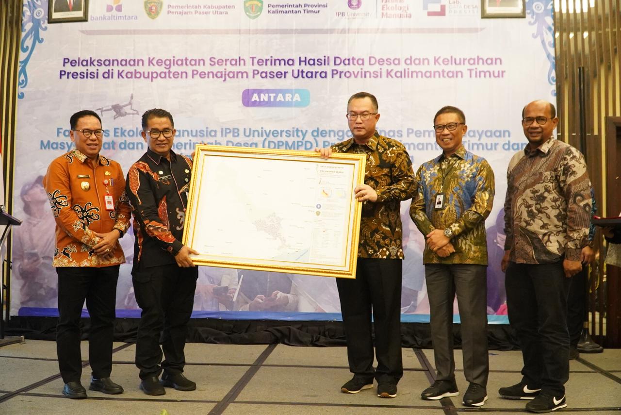 TERIMA PIAGAM: Pj Bupati PPU Makmur Marbun (kiri) bersama Akmal Malik (dua kiri) menerima piagam hasil DDP PPU antara Fakultas Ekologi Manusia IPB University dengan DPMPD Kaltim serta BPD Kaltim.