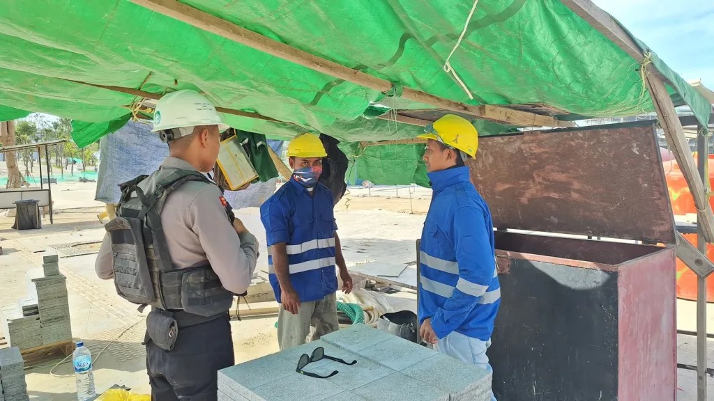 PATROLI DIALOGIS: Patroli dialogis sekitar kawasan inti pusat pemerintahan untuk memberikan imbauan kepada pekerja agar senantiasa menjaga kamtibmas di lokasi pembangunan IKN.