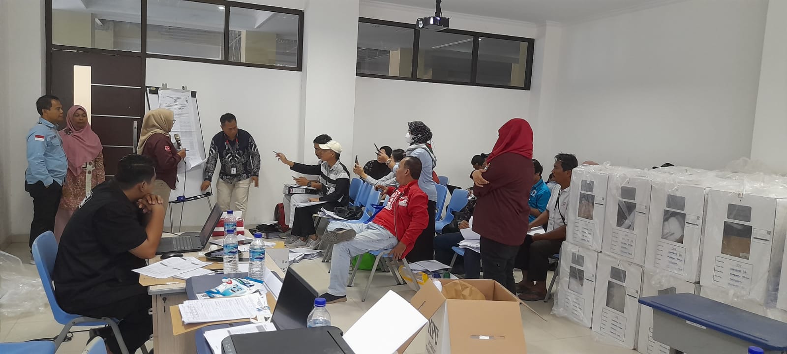 PLENO: Suasana pelaksanaan pleno rekapitulasi suara dari seluruh TPS di Balikpapan Tengah.