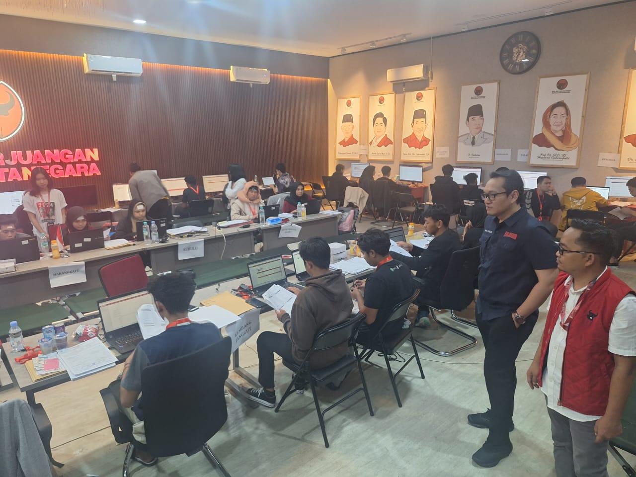 KLAIM MENANG: Ketua Bapilu DPC PDI Perjuangan Kukar, Kumar Junaidi saat memantau proses hitung cepat pemilu.