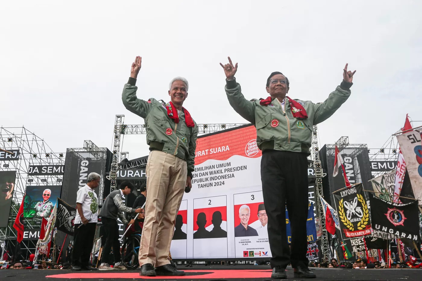 Capres-cawapres nomor urut 3 Ganjar Pranowo dan Mahfud MD saat kampanye akbar&nbsp;di Lapangan Pancasila Simpang Lima, Semarang, Jawa Tengah, Sabtu (10/2/2024). (MIFTAHUL HAYAT/JAWA POS)