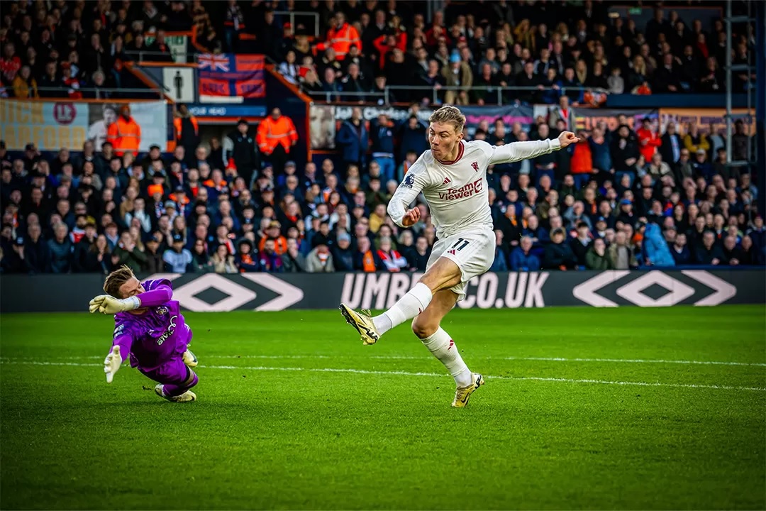 Hojlund ketika melesatkan tendangan untuk keunggulan pertama United atas Luton pada menit pertama jalannya pertandingan. (Sumber: X @ManUtd)