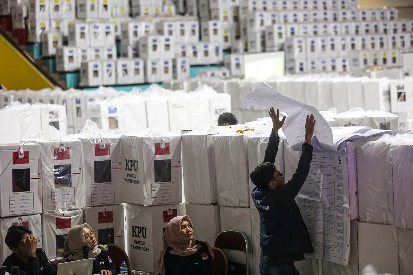 Petugas Panitia Pemilihan Kecamatan (PPK) Jatinegara bersama pihak terkait melakukan rekapitulasi suara tingkat Kecamatan di GOR Otista, Jakarta Timur, Jumat (16/2/2024). (MIFTAHUL HAYAT/JAWA POS)