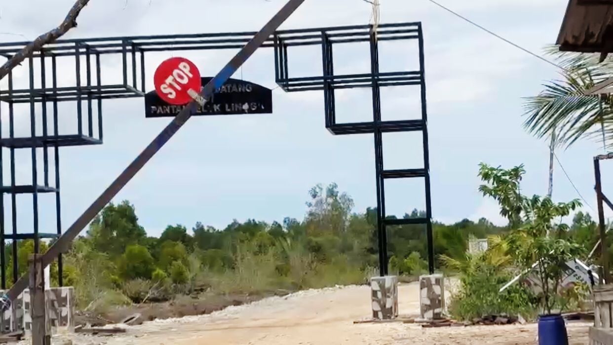 PORTAL: Akses menuju Pantai Teluk Lingga, terpantau masih dalam proses peningkatan. (Khaidir/Kp)
