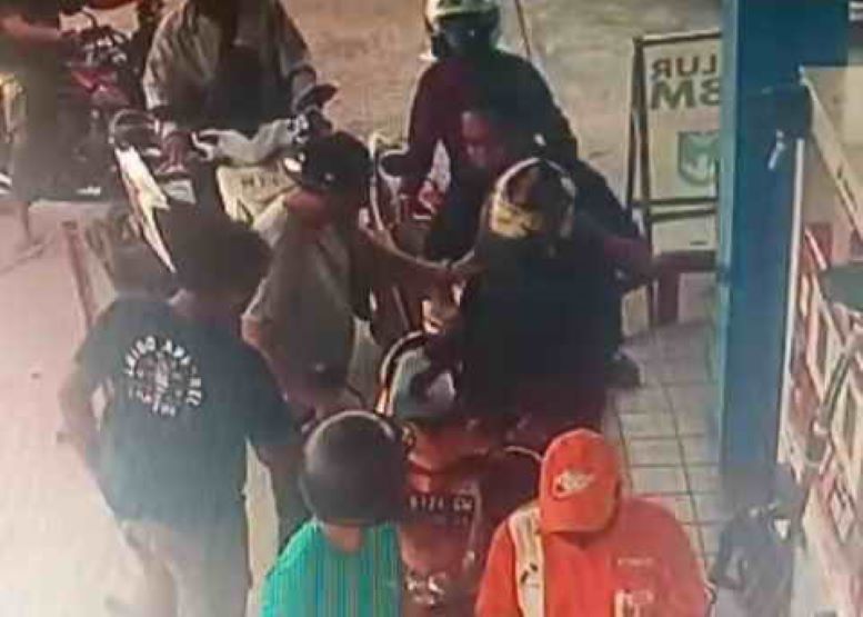 Rekaman CCTV di SPBU Jalan Pangeran Diponegoro memperlihatkan pelaku begal payudara ditangkap, belum lama ini. (istimewa)