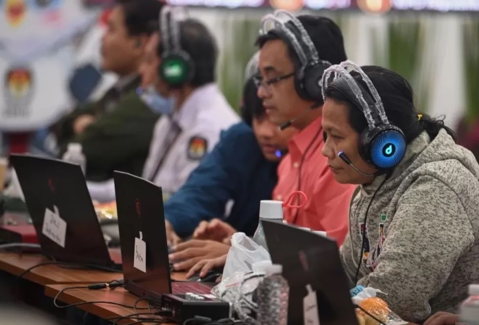 Sejumlah petugas melakukan supervisi rekapitulasi suara Pemilu 2024 secara daring di Kantor KPU, Jakarta, Kamis (15/2/2024). (ANTARA FOTO/Aditya Pradana Putra)
