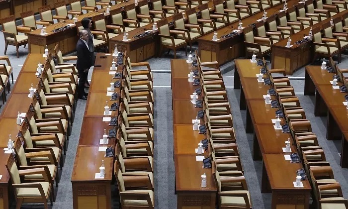 Kursi anggota DPR di ruang sidang.