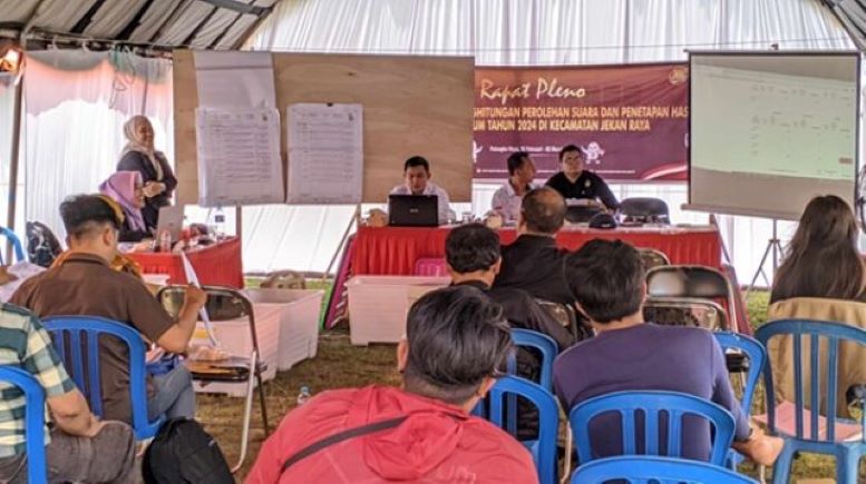 REKAPITULASI: PPK Jekan Raya saat melaksanakan rekapitulasi di tingkat kecamatan, Minggu (18/2/2024). (DODI/RADAR SAMPIT)