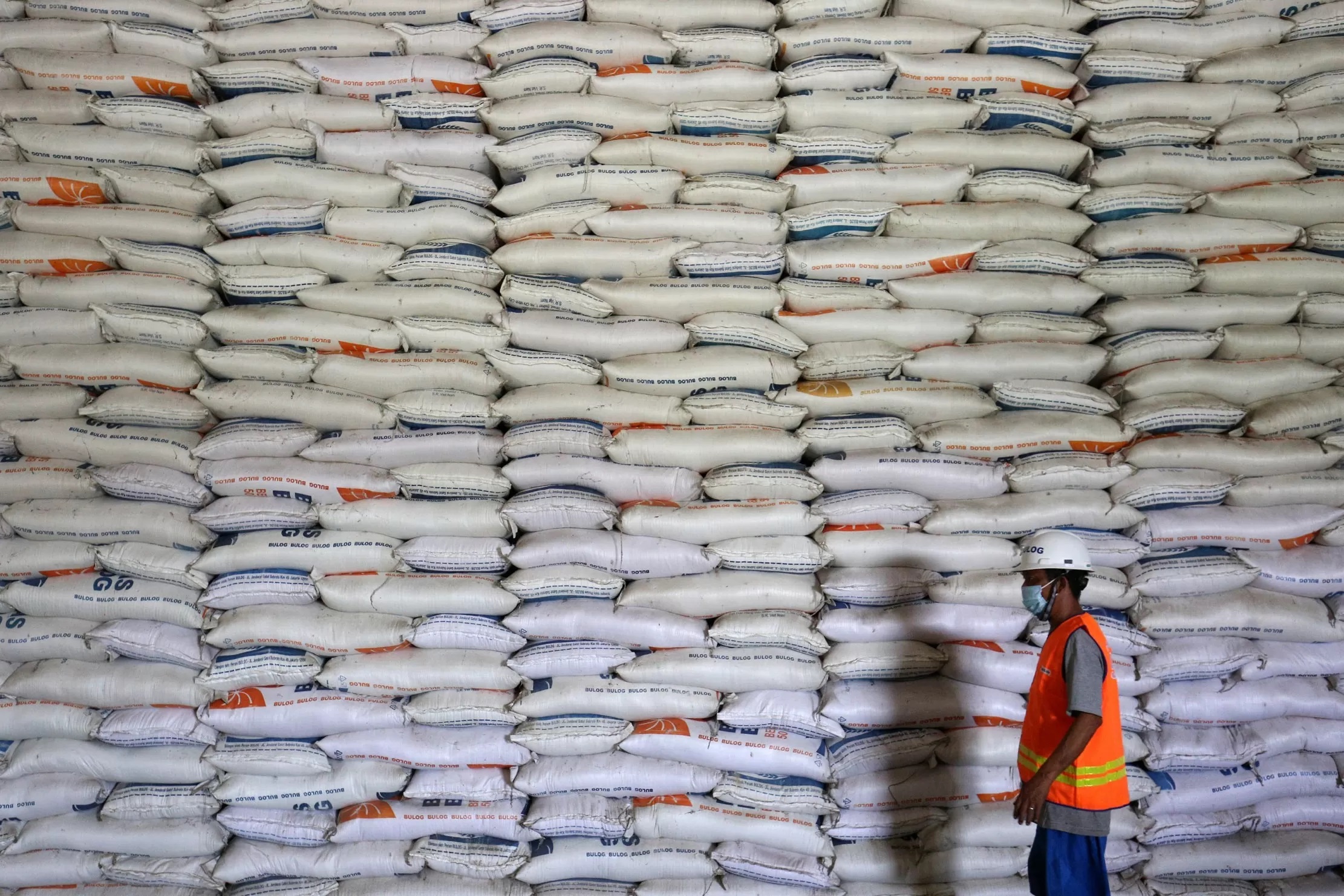 Pekerja menata karung berisi beras di Gudang Bulog Kanwil DKI dan Banten.