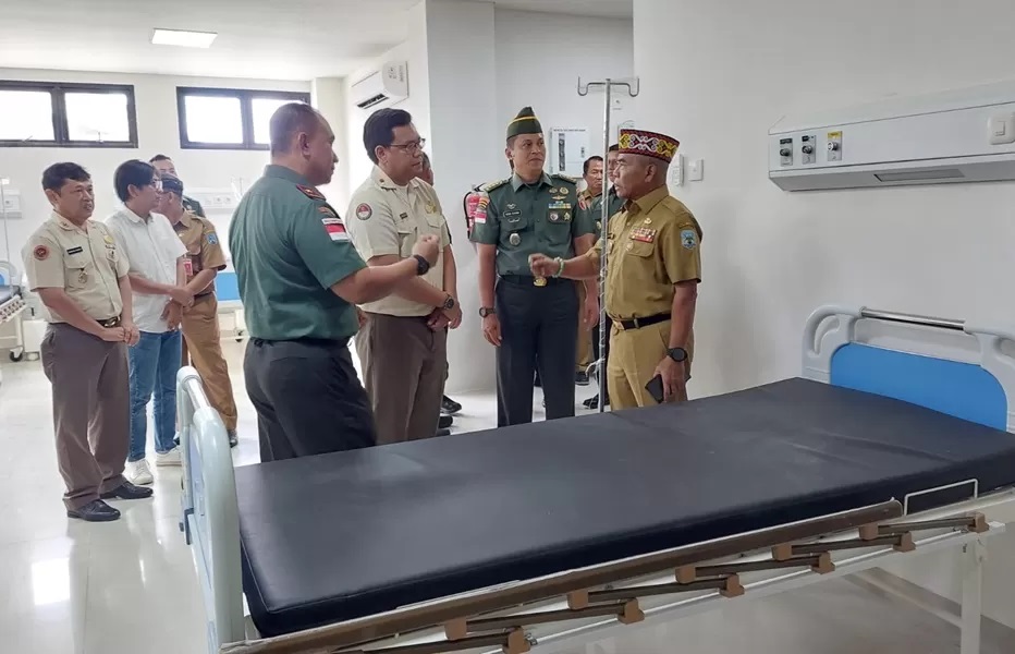 PIJAI PASARIJA/RADAR KALTARA CEK RUANGAN: Gubernur Kaltara bersama Danrem 092/Maharajalila meninjau ruangan di RS Tingkat IV Abdul Rais Fatah, Tanjung Selor. (PIJAI PASARIJA/RADAR KALTARA)
