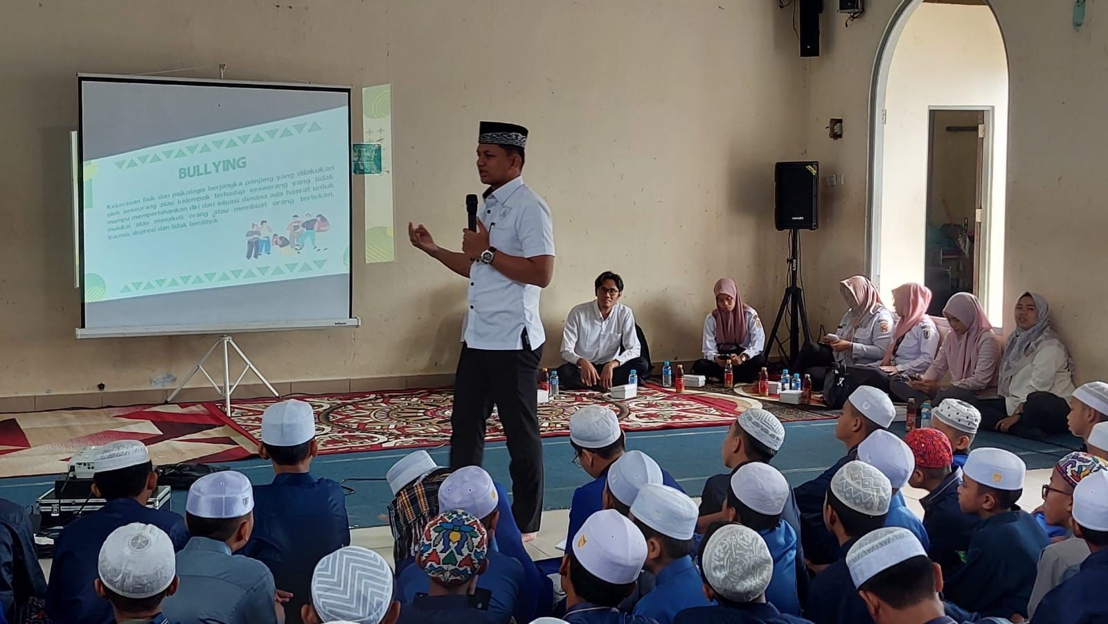 EDUKASI : Jajaran Polres Banjarbaru melakukan edukasi sekaligus sosialisasi terkait pelanggaran hukum kepada salah satu ponpes di Kota Banjarbaru. (FOTO: POLRES BANJARBARU UNTUK RADAR BANJARMASIN)