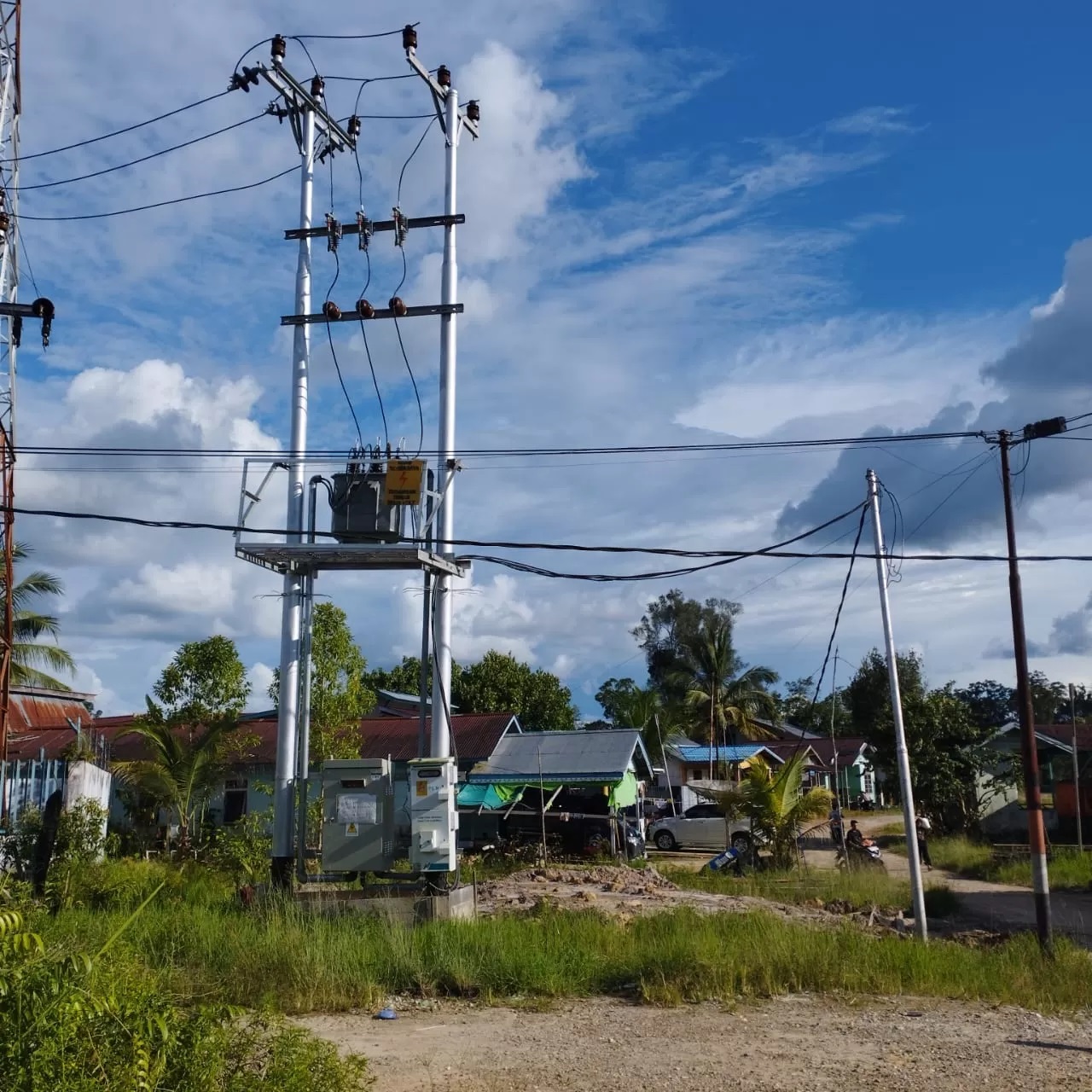 TANPA IZIN: Pemasangan gardu listrik yang ada di Kecamatan Mentebah ini diduga tanpa izin dari pemilik tanah. (TAUFIK/PONTIANAK POST)