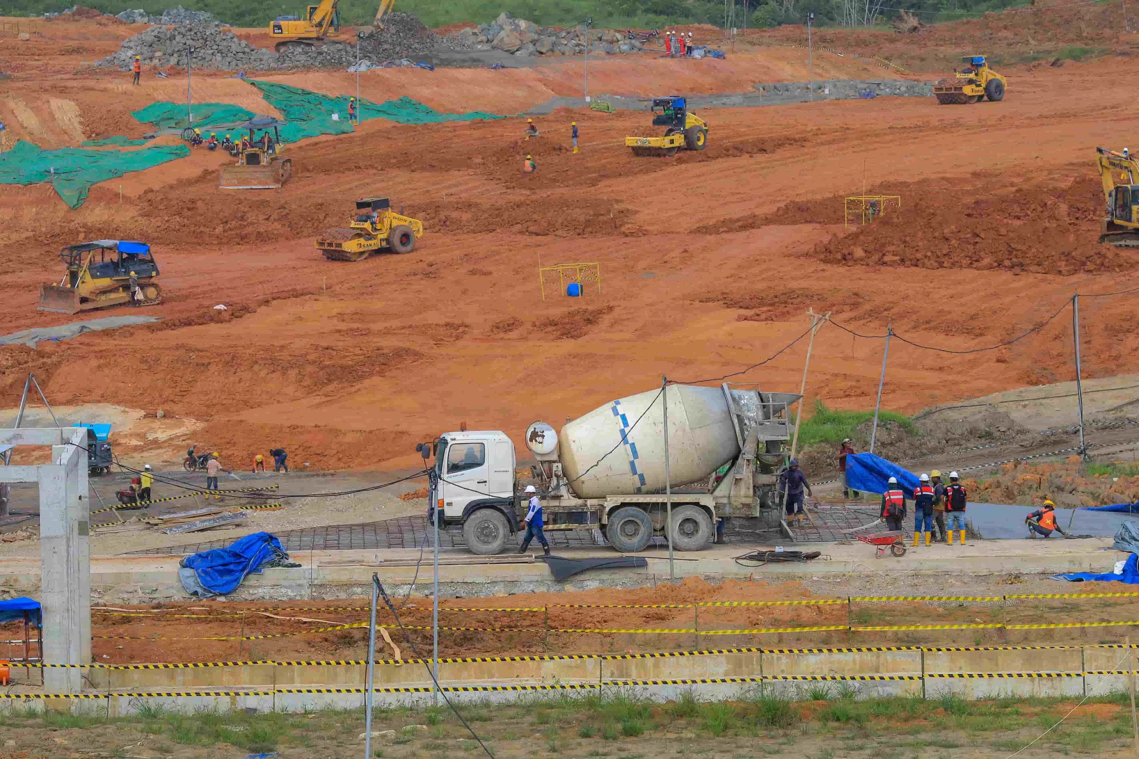 DIKEBUT: Proyek pembangunan IKN menarik minat warga negara mancanegara untuk mengunjungi Kaltim. (FUAD MUHAMMAD/KP)
