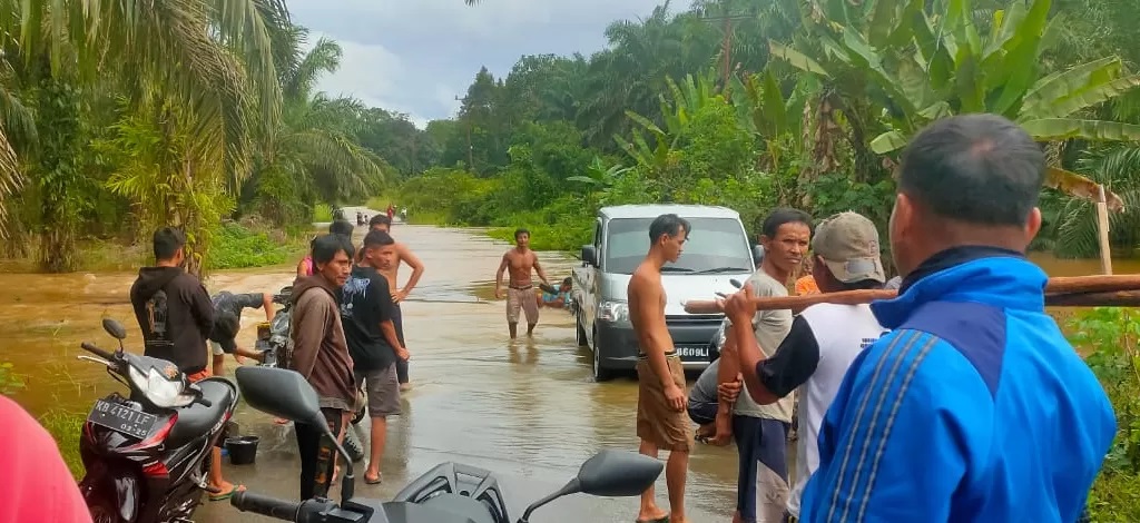 Banjir merendam Desa Semuntik di Kecamatan Air Besar membuat ruas jalan Serimbu menuju Ngabang terputus pada Senin (19/2). (POLSEK AIR BESAR FOR PONTIANAK POST)