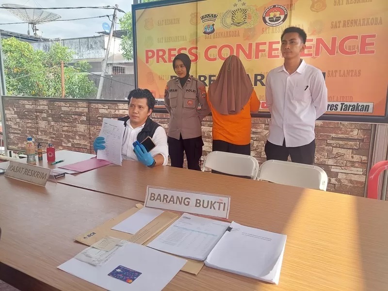 PENGGELAPAN: Sejumlah barang bukti berupa rekening korban tersangka yang diamankan pihak kepolisian. FOTO: ELIAZAR/RADAR TARAKAN