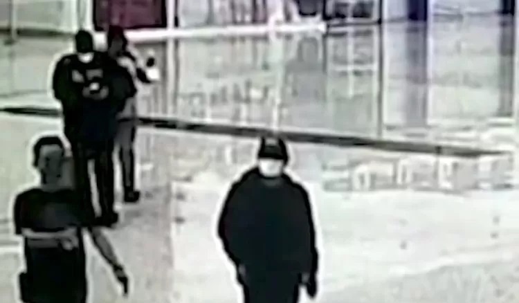 TERTANGKAP KAMERA: Tangkapan layar video diduga Mardani H Maming di Bandara Syamsudin Noor Banjarbaru, Senin (19/2/2024).(foto: tangkapan layar video di GWA)