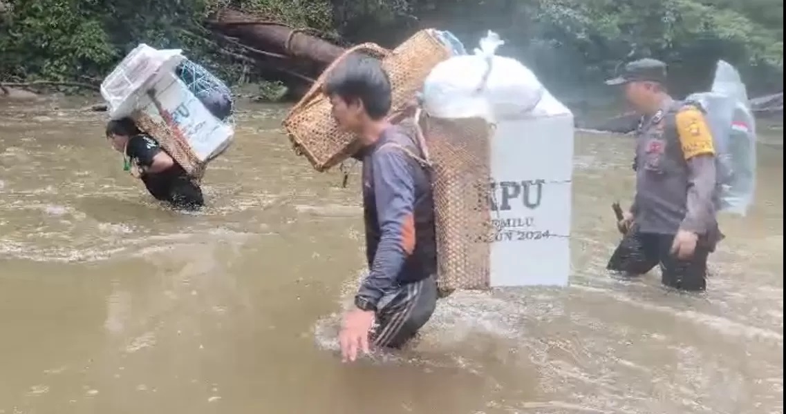 LOGISTIK: Menempuh perjalanan selama lima hari, petugas bersusah payah untuk mengawal kotak suara pemilu menuju daerah terpencil di Dusun Belatung, Desa Kareho, Kecamatan Putussibau Selatan. (IST)