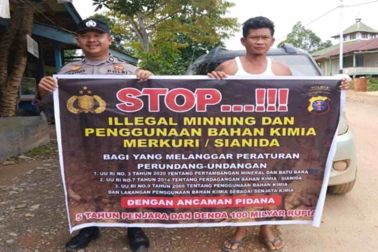 Polsek Arut Utara saat sosialisasi larangan melakukan pertambangan kepada masyarakat Kelurahan Pangkut, Minggu (18/2/2024). (istimewa)