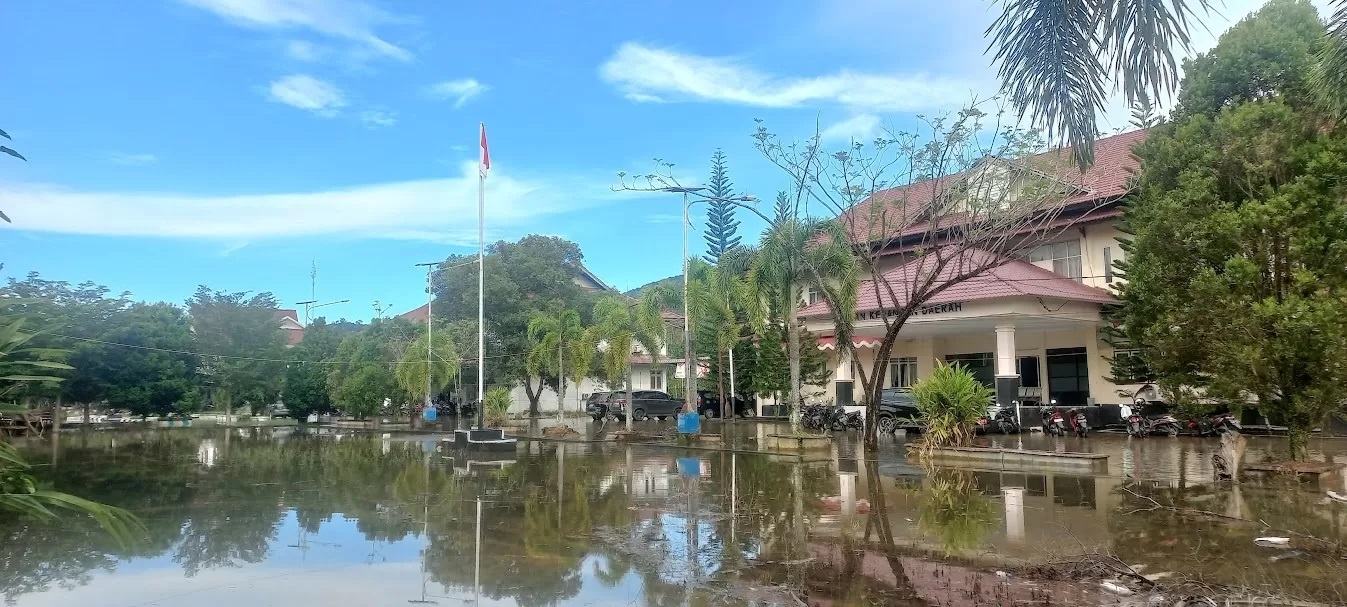 TERGENANG: Kondisi perkantoran di lingkungan pemerintahan Kabupaten Kayong Utara tergenang akibat guyuran hujan. Musim penghujan sedang melanda Kayong Utara serta daerah lain di Kalbar (DANANG)