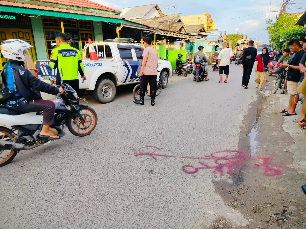 Polisi melakukan pemeriksaan lokasi kejadian seorang pelajar yang diduga ditabrak pengendara motor.