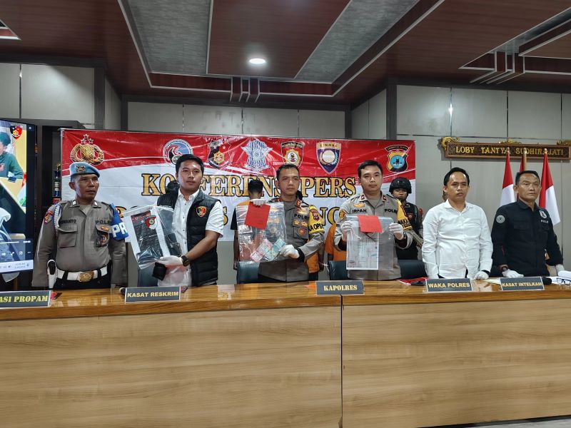 BARBUK: Kapolres Balangan, AKBP Riza Muttaqin beserta jajaran memperlihatkan barang bukti pada sesi jumpa pers, Senin (19/2/2024).(foto: M Dirga/Radar Banjarmasin)