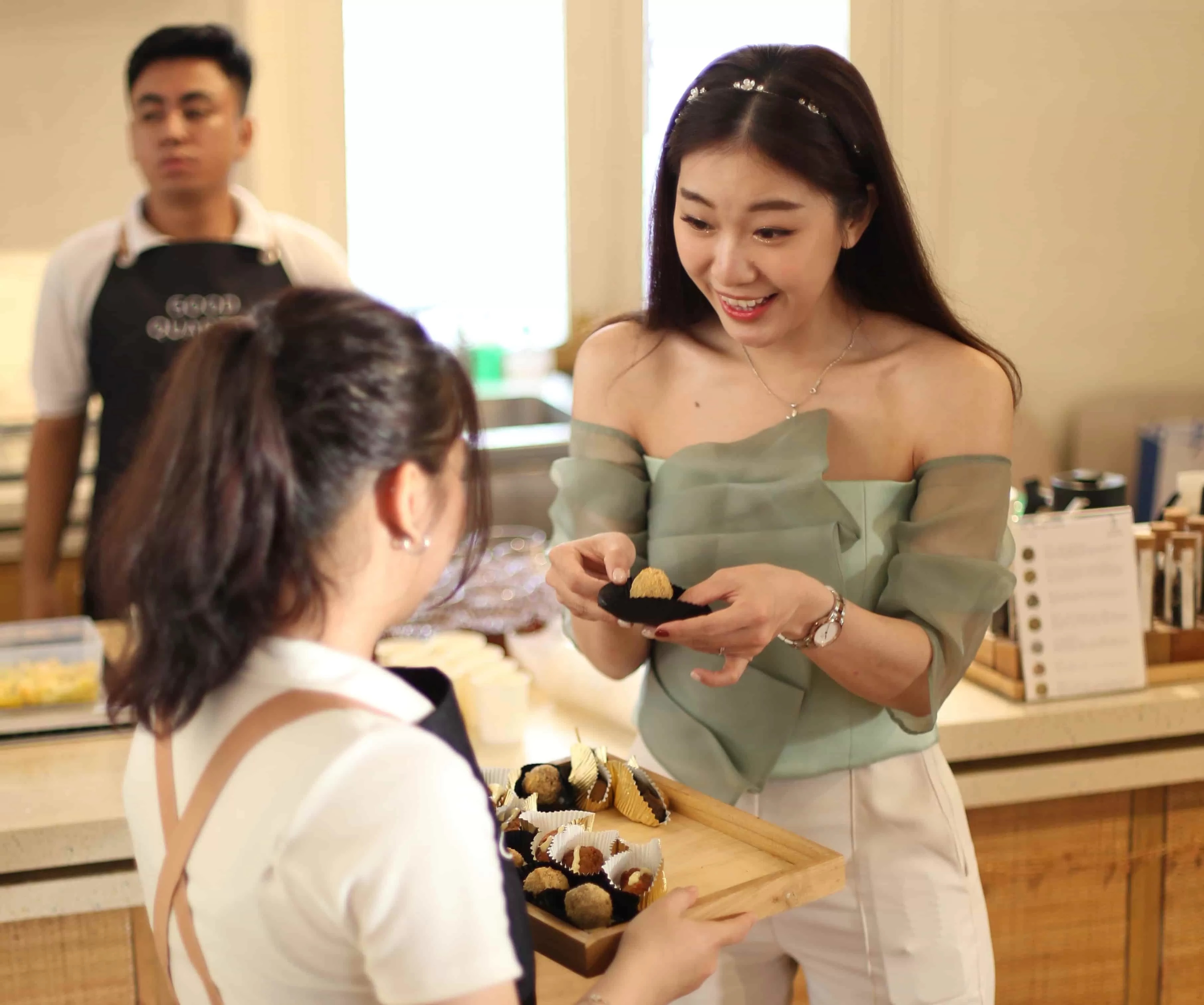 NABATI: Olahan pengganti daging berbasis nabati, terbuat dari jamur. Peminatnya semakin luas, turut menumbuhkan inovasi tempat makan untuk menyediakan menu vegetarian. (RORO MIRA/KP)