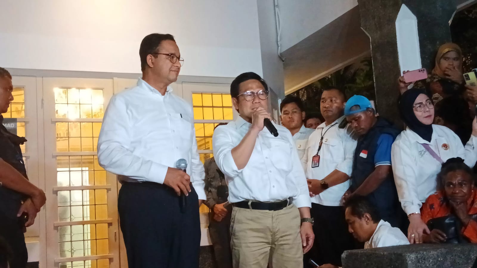 PIDATO: Anies Baswedan-Muhaimin Iskandar memberikan pidato di hadapan pendukung mereka, Rabu (14/2) malam.
