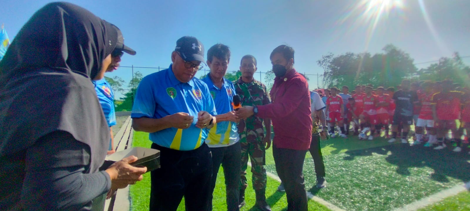 MENCARI POTENSI: Makmur Marbun mengundi dua nama tim sepak bola untuk melakukan pertandingan pertama dalam kompetisi mini soccer KONI Cup I 2024.