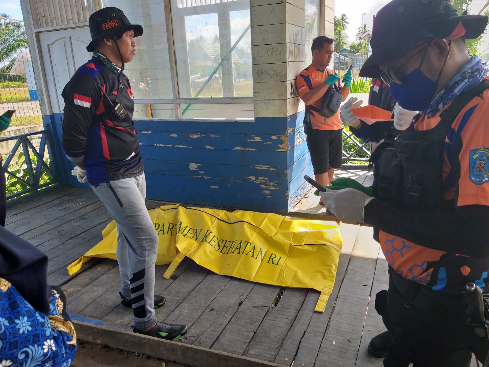 DITEMUKAN: Petugas gabungan menemukan jasad korban yang jatuh dari Jembatan Kandilo pada Sabtu (17/2) malam, pada Senin (19/2) pagi.