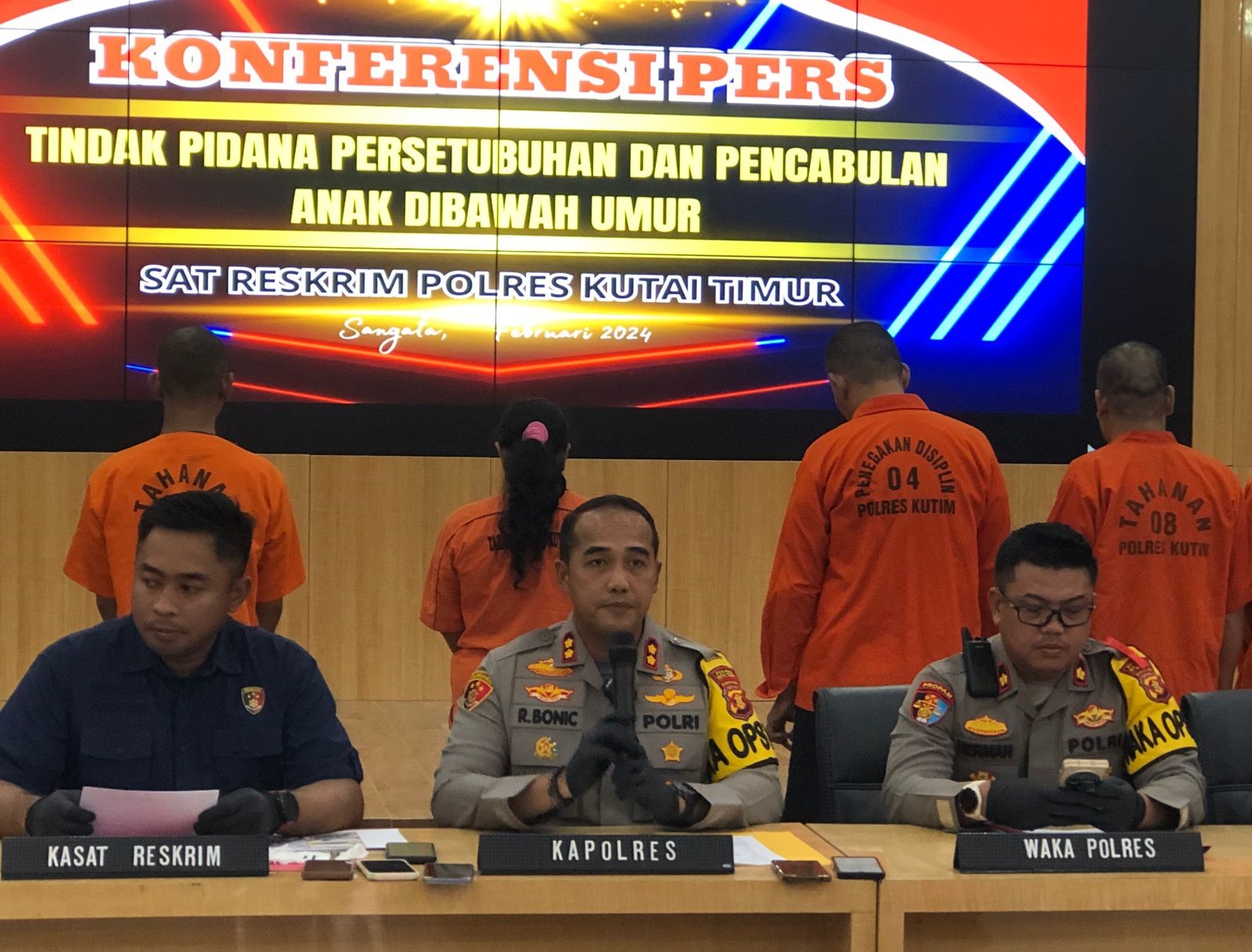 BERI HUKUM MAKSIMAL: Kapolres Ronni Bonic memberi keterangan kepada awak media terkait kasus asusila anak di bawah umur yang pelakunya adalah orang-orang terdekat korban.