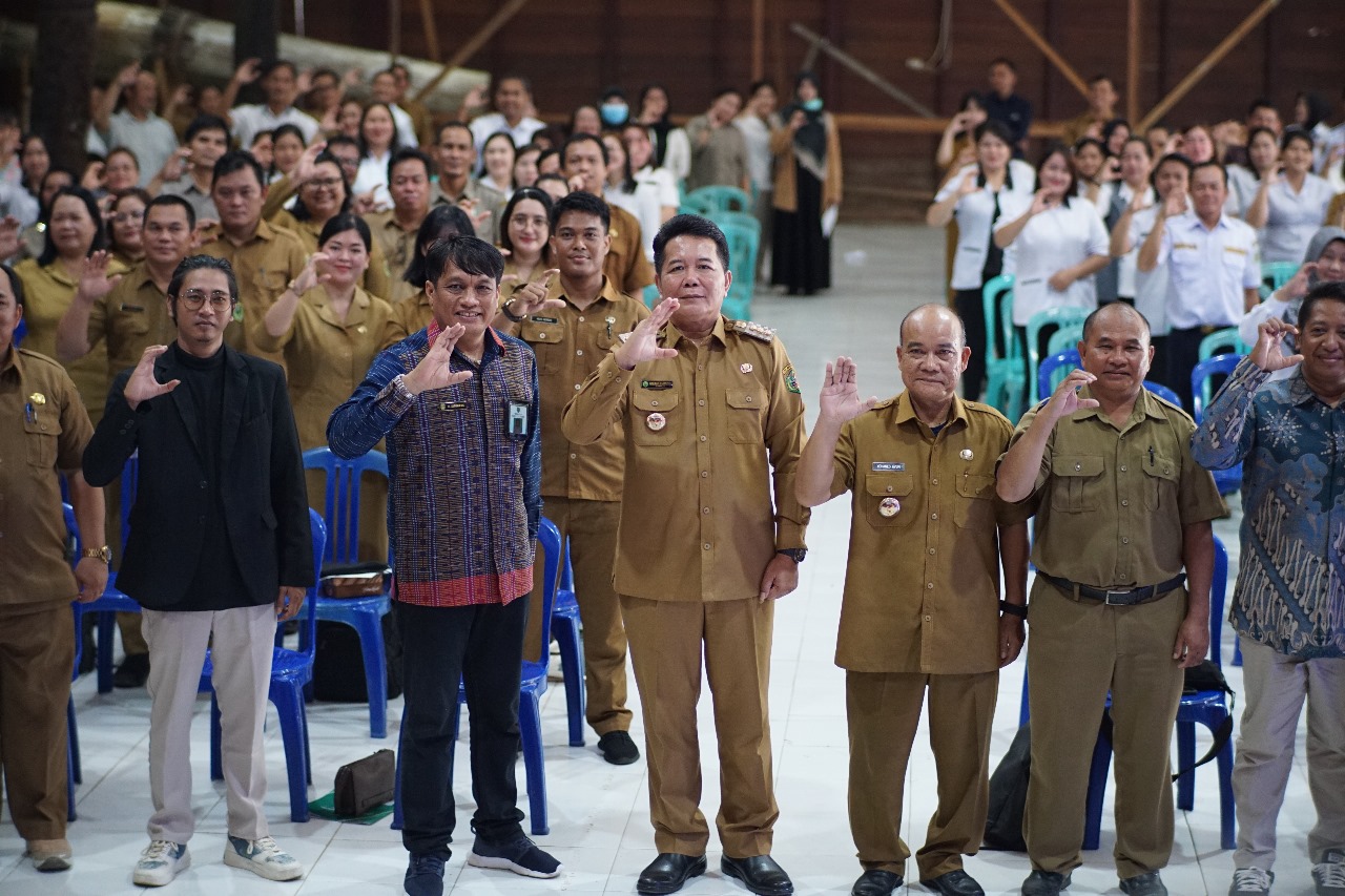 MOMENTUM: Bupati Mahulu Bonifasius Belawan Geh dan Wabup Yohanes Avun memberikan salam konsumen cerdas dan mengabadikan momen bersama pegawai Pemkab Mahulu di Lamin Adat Ujoh Bilang, Senin (19/2).