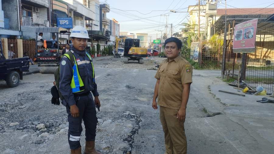 PERIKSA: Hendra Gunawan (kanan) bersama perwakilan PT Pembangunan Perumahan selaku kontraktor pembangunan terowongan Samarinda mengecek perbaikan jalan yang rusak di Jalan P Banda.