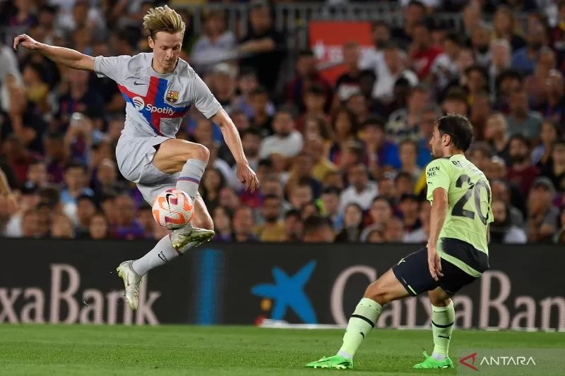 Gelandang Barcelona Frenkie De Jong (kiri) berduel dengan gelandang Manchester City Bernardo Silva. (AFP)