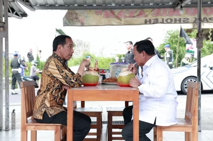 Presiden Jokowi dan Menhan Prabowo Subianto santap siang bersama di kios Bakso dan Mie Ayam Pak Sholeh Bandongan, Kabupaten Magelang, Senin (29/1). (Istimewa)