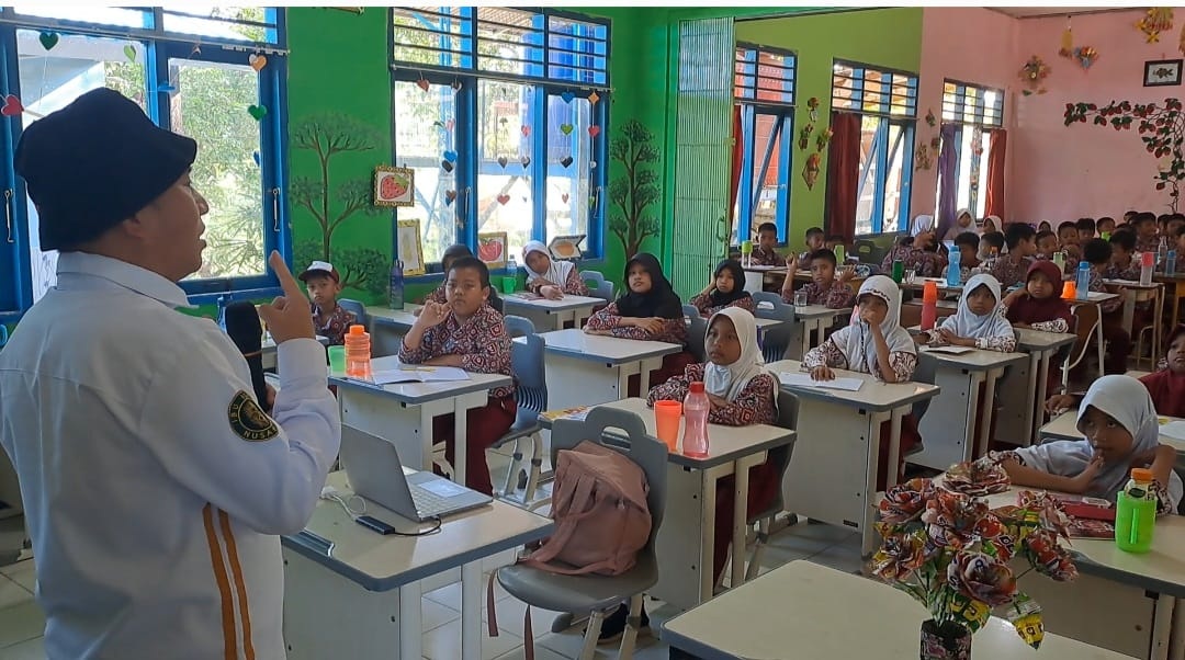 HPSN: Direktur LHPB OIKN Ones Patiung di depan murid-murid SD 006 Semoi, Sepaku mengkampanyekan Sekolahku Minim Sampah.&nbsp; (ist)