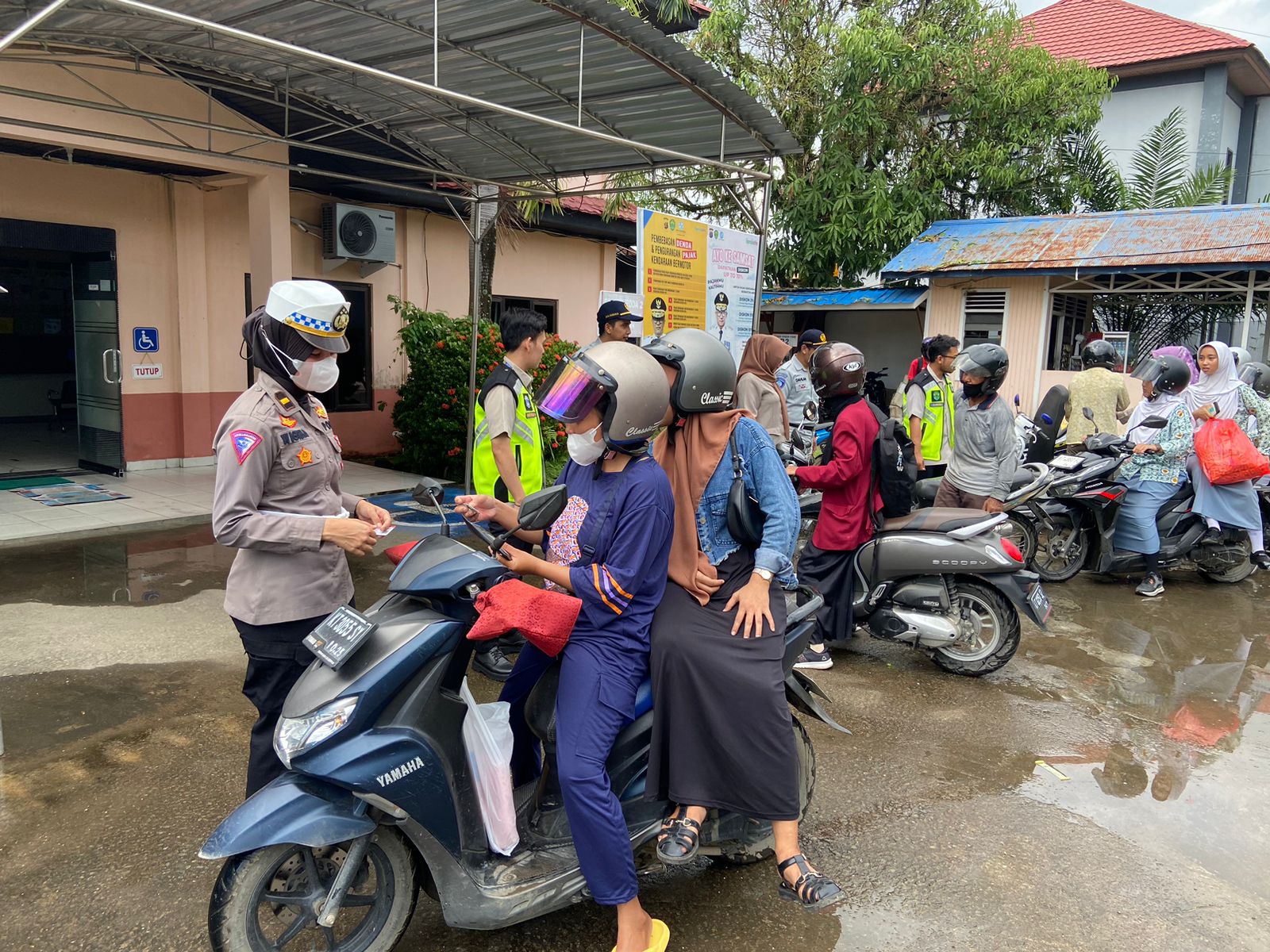 GELAR RAZIA: Satlantas Polres Berau saat menggelar razia kendaraan kemarin.