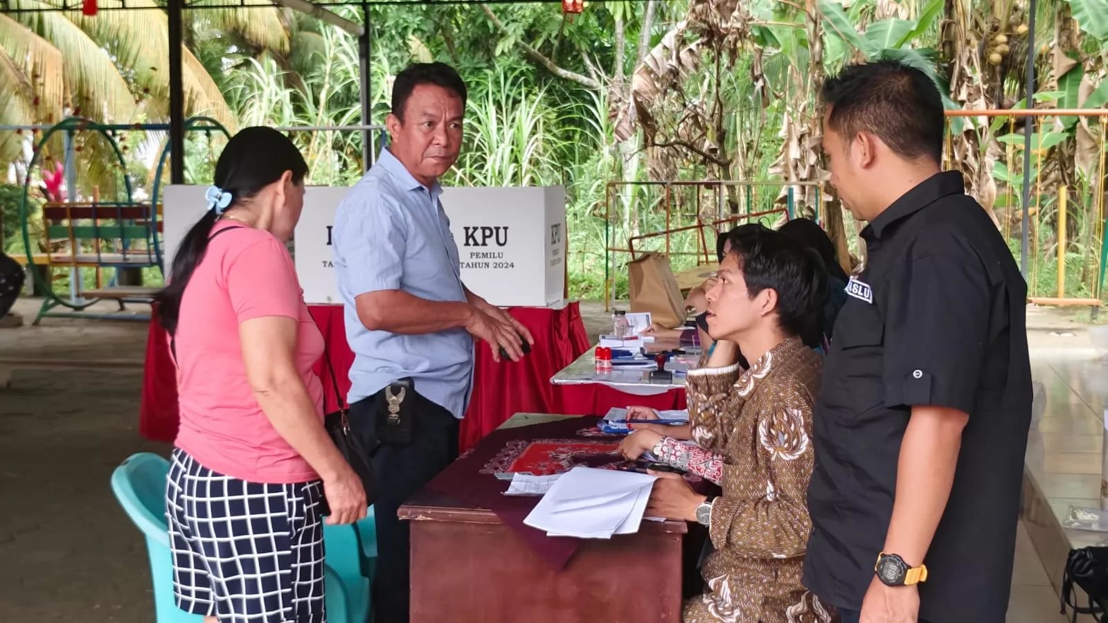 Pelaksanaan pemungutan suara ulang di TPS 004 Kelurahan Kuala, Kecamatan Singkawang Barat dan TPS 076 Kelurahan Sedau, Kecamatan Singkawang Selatan pada Rabu, (21/2).