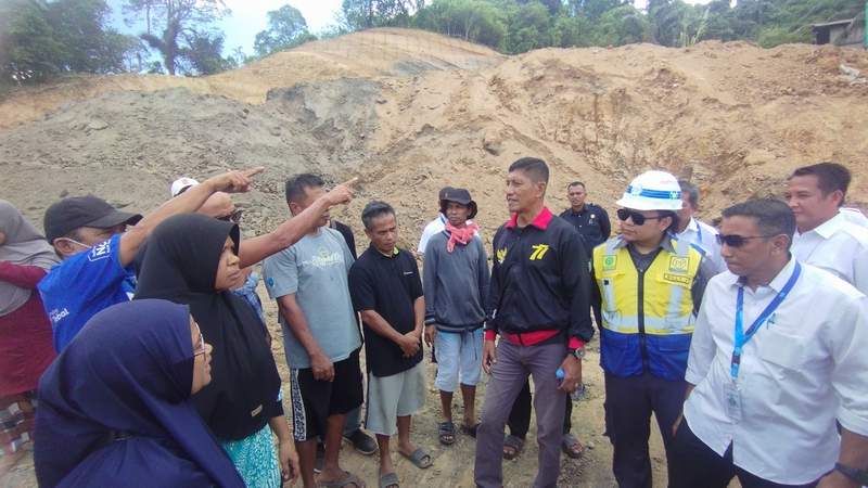 SEMPAT RESAH: Ady Fakhrudy bersama SOM Terowongan Samarinda PT Pembangunan Perumahan Billy serta Hambali Israni memberikan penjelasan kepada warga Jalan Kakap, Kelurahan Sungai Dama, yang protes karen