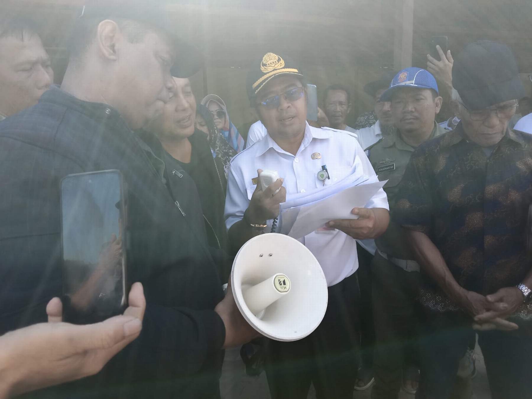 TUTUP: Lurah Nipahnipah, Kecamatan Penajam, PPU, Syaryadi membacakan surat pernyataan penutupan operasional kafe di Pantai Sipakario, kemarin.(ari/kp)