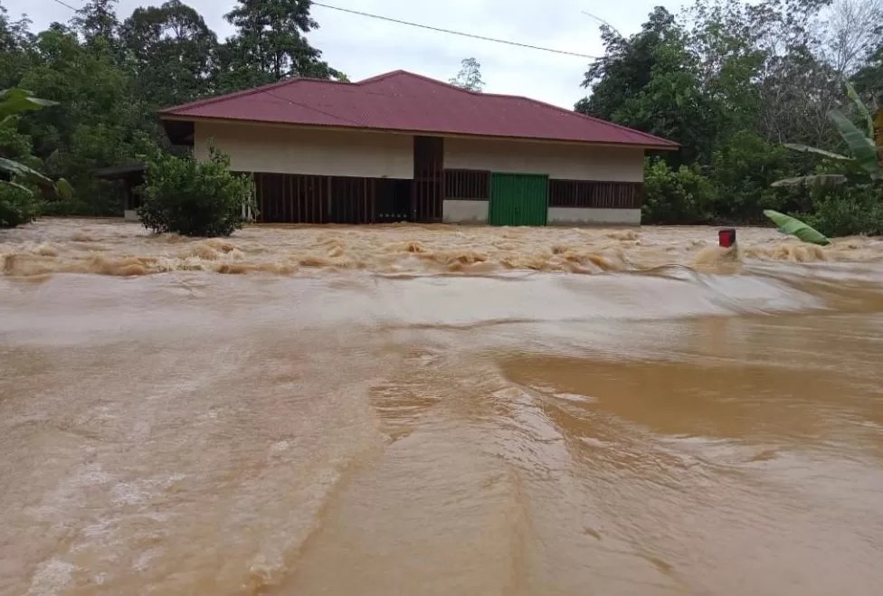 TERENDAM: Jalan nasional menuju perbatasan RI &ndash; Malaysia, tepatnya di Desa Labian, Kecamatan Batang Lupar, dan Desa Lauk Rugun, Kecamatan Embaloh Hulu, yang terendam banjir. (ISTIMEWA)