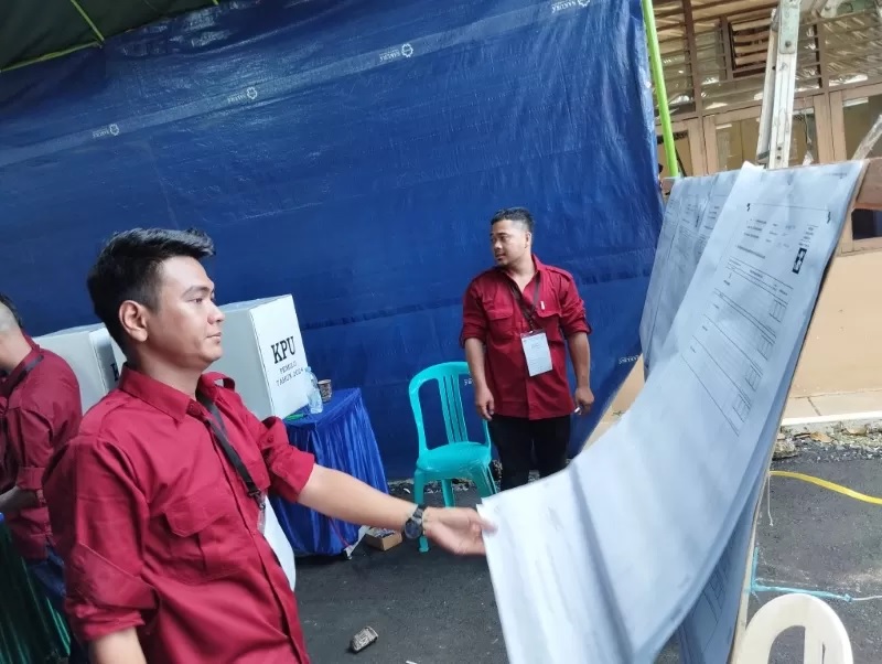 MELELAHKAN: Proses penghitungan suara di salah satu TPS yang membuat petugas KPPS maupun PPS mengalami kelelahan. (FOTO: FADLAN ZAKIRI/RADAR BANJARMASIN)